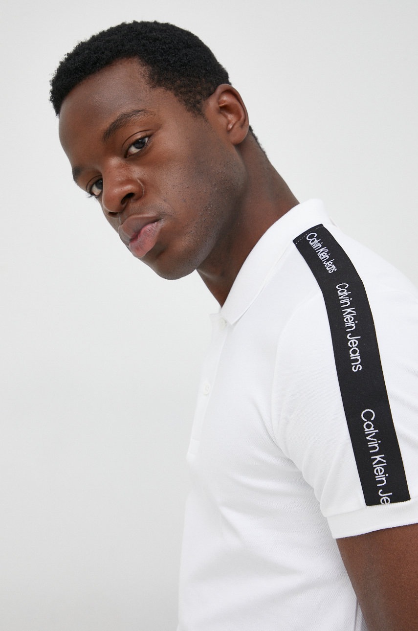 

Тениска с яка Calvin Klein Jeans в бяло с апликация, Бял