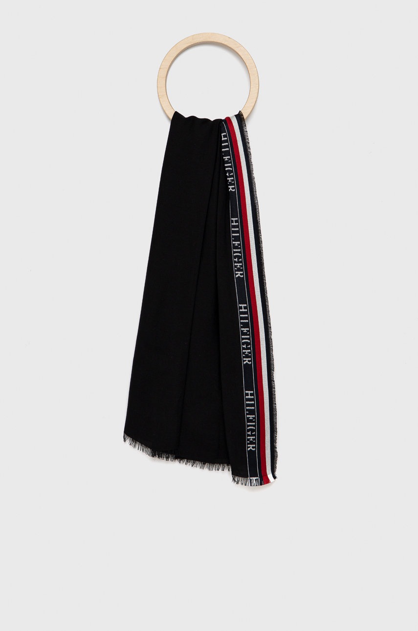 

Шал Tommy Hilfiger мъжки в черно с десен, Черен