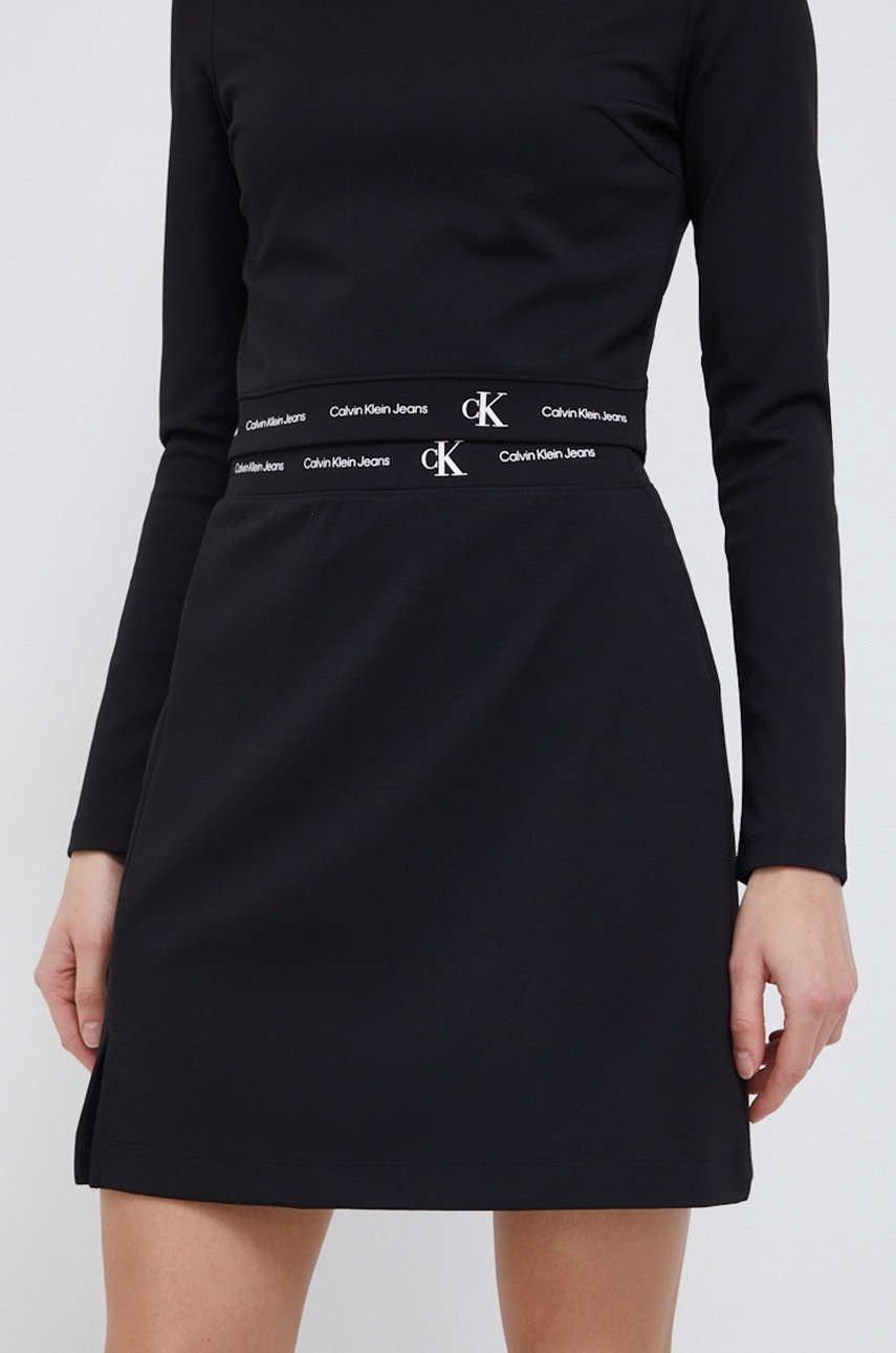 

Пола Calvin Klein Jeans в черно къс модел разкроен модел, Черен