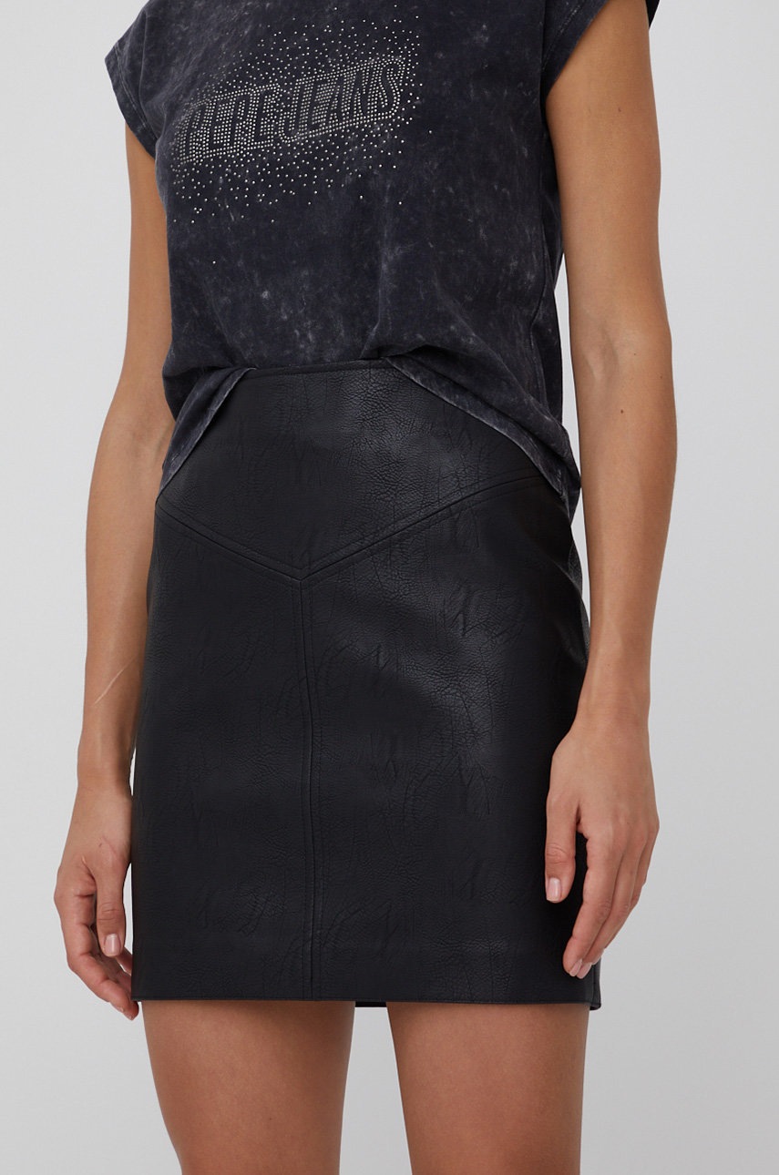 

Пола Pepe Jeans Mabel в черно къс модел със стандартна кройка, Черен