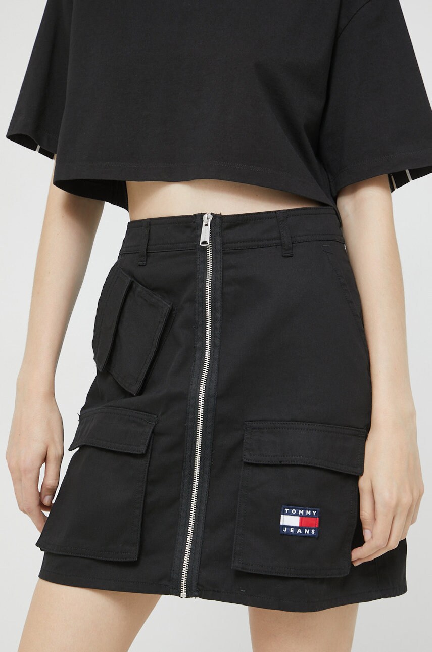 

Хлопковая юбка Tommy Jeans цвет чёрный mini расклешённая