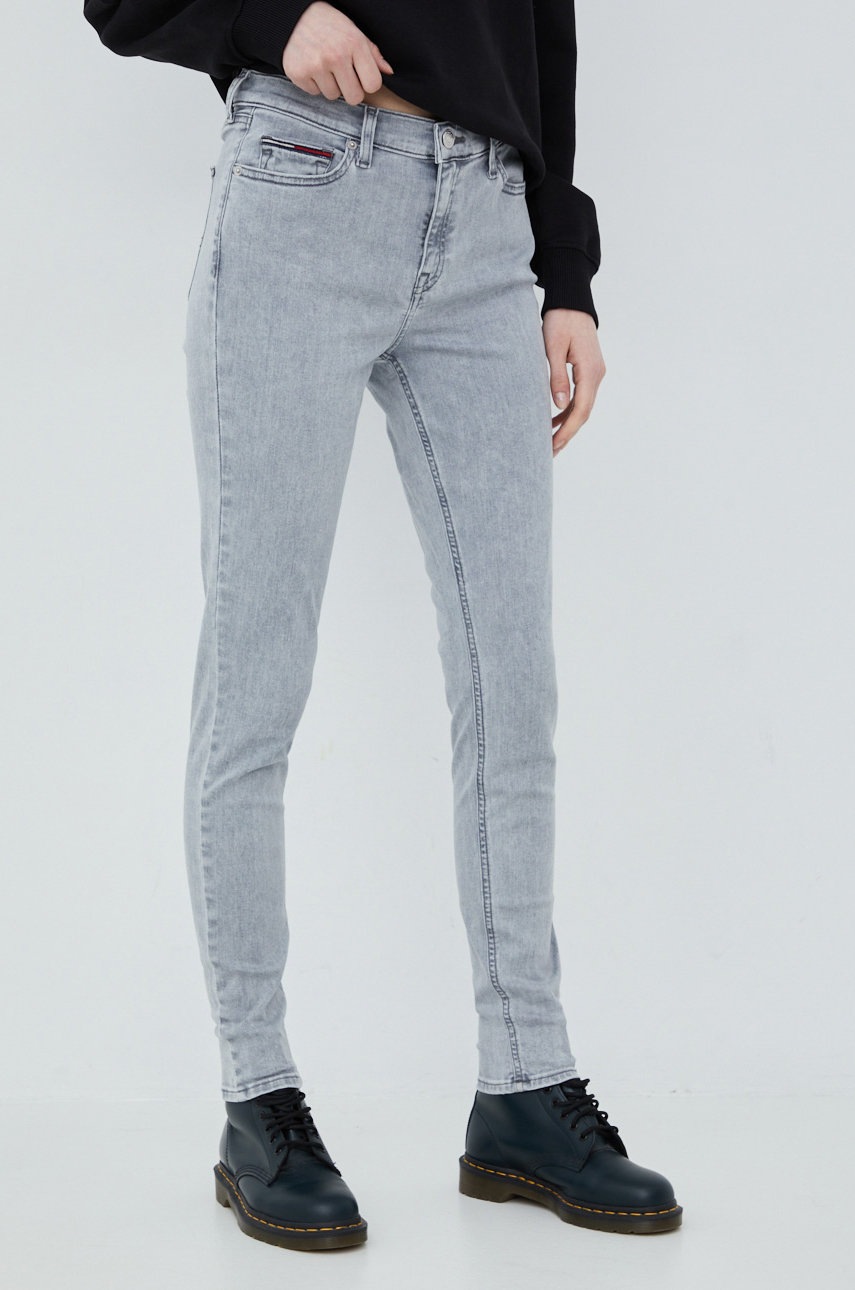 

Дънки Tommy Jeans Nora със стандартна талия, Сив