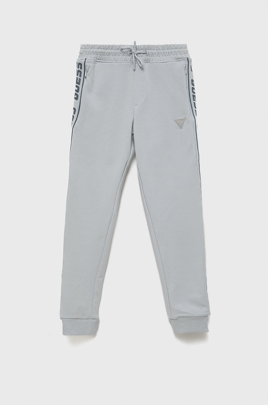 

Детски панталони Guess в сиво с принт, Сив