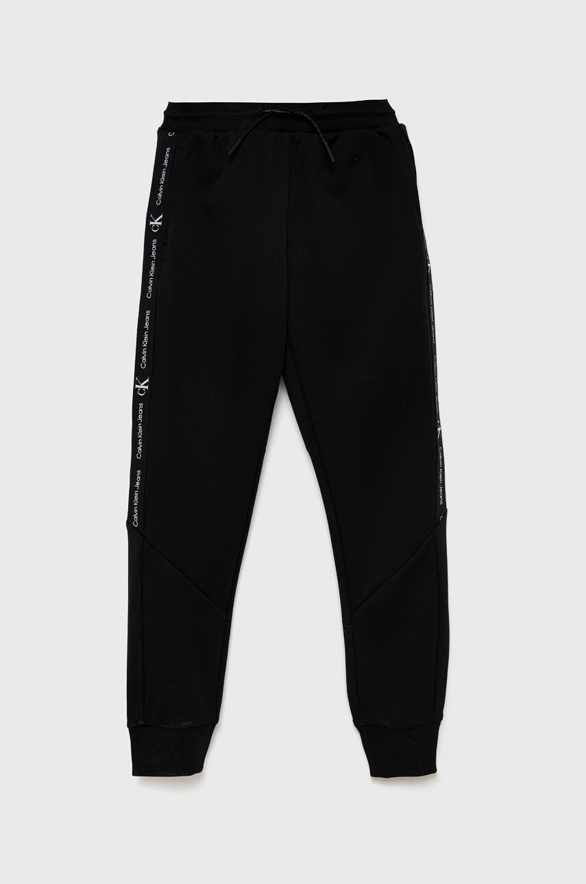 

Детски панталони Calvin Klein Jeans в черно с принт, Черен