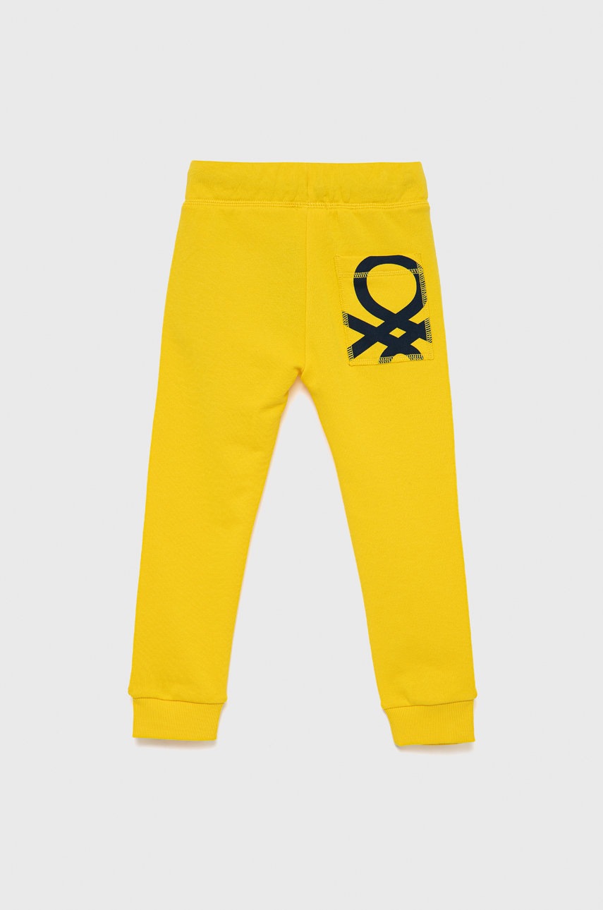 

Дитячі бавовняні штани United Colors of Benetton колір жовтий з принтом