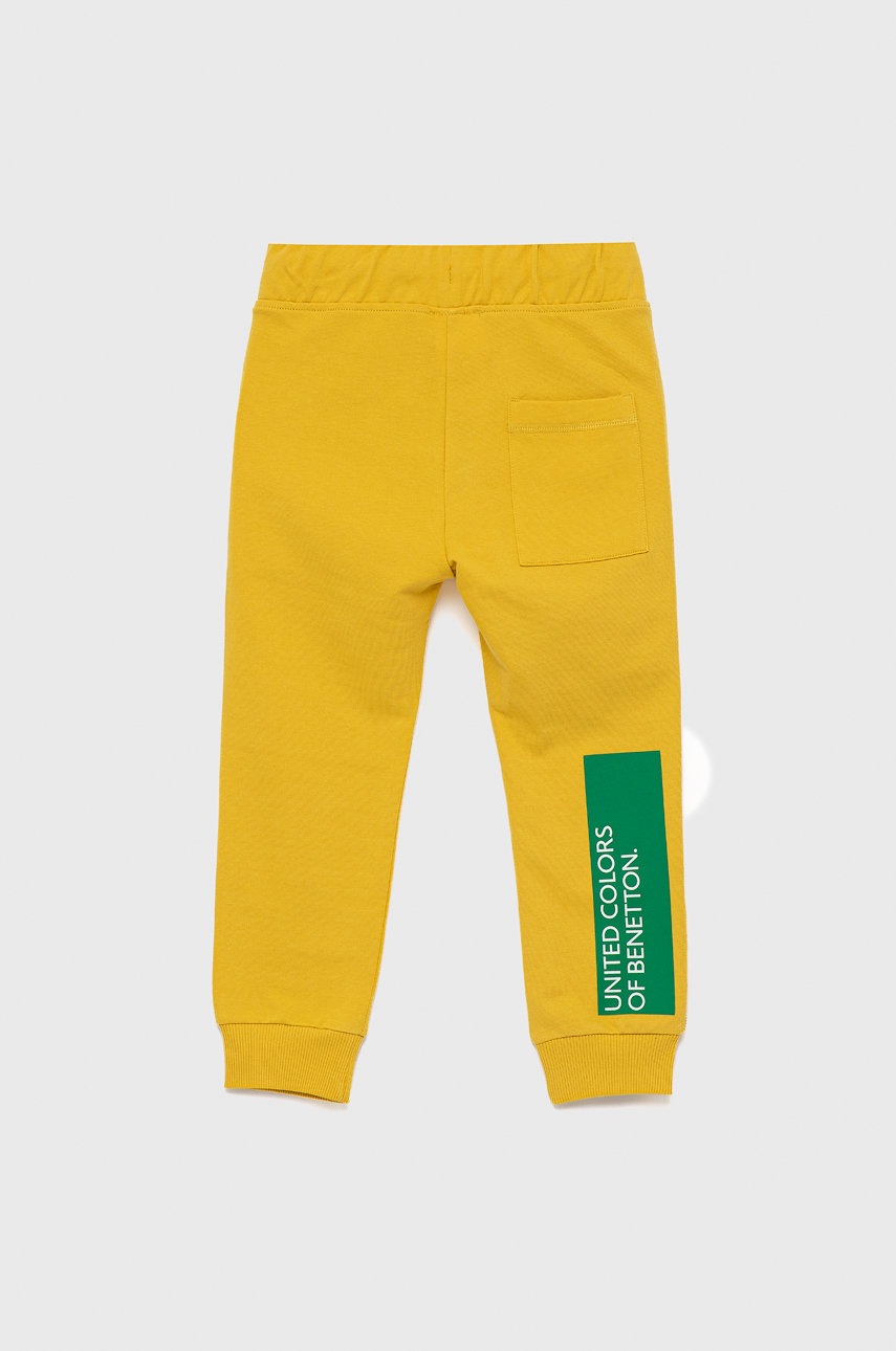 

Детские хлопковые брюки United Colors of Benetton цвет жёлтый с принтом