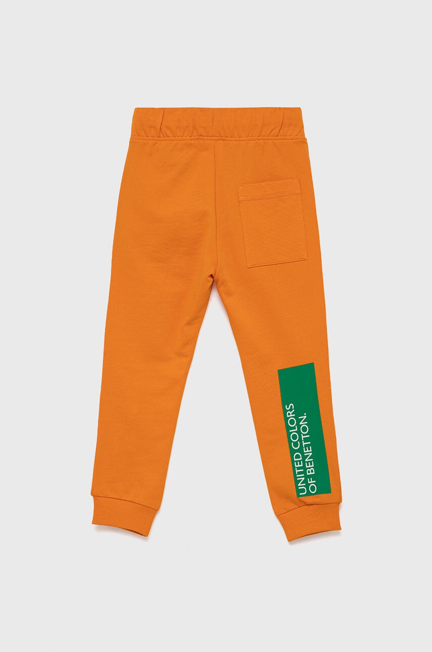 

Детские хлопковые брюки United Colors of Benetton цвет оранжевый с принтом