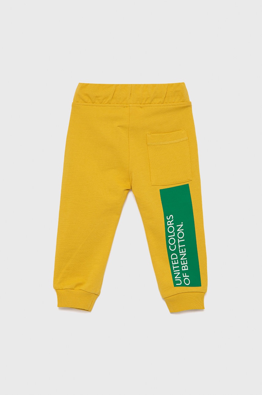 

Дитячі бавовняні штани United Colors of Benetton колір жовтий з принтом