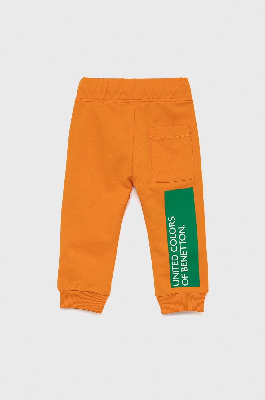 

Детские хлопковые брюки United Colors of Benetton цвет оранжевый с принтом