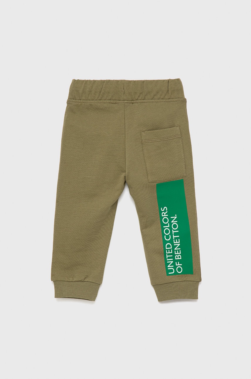 

Детские хлопковые брюки United Colors of Benetton цвет зелёный с принтом