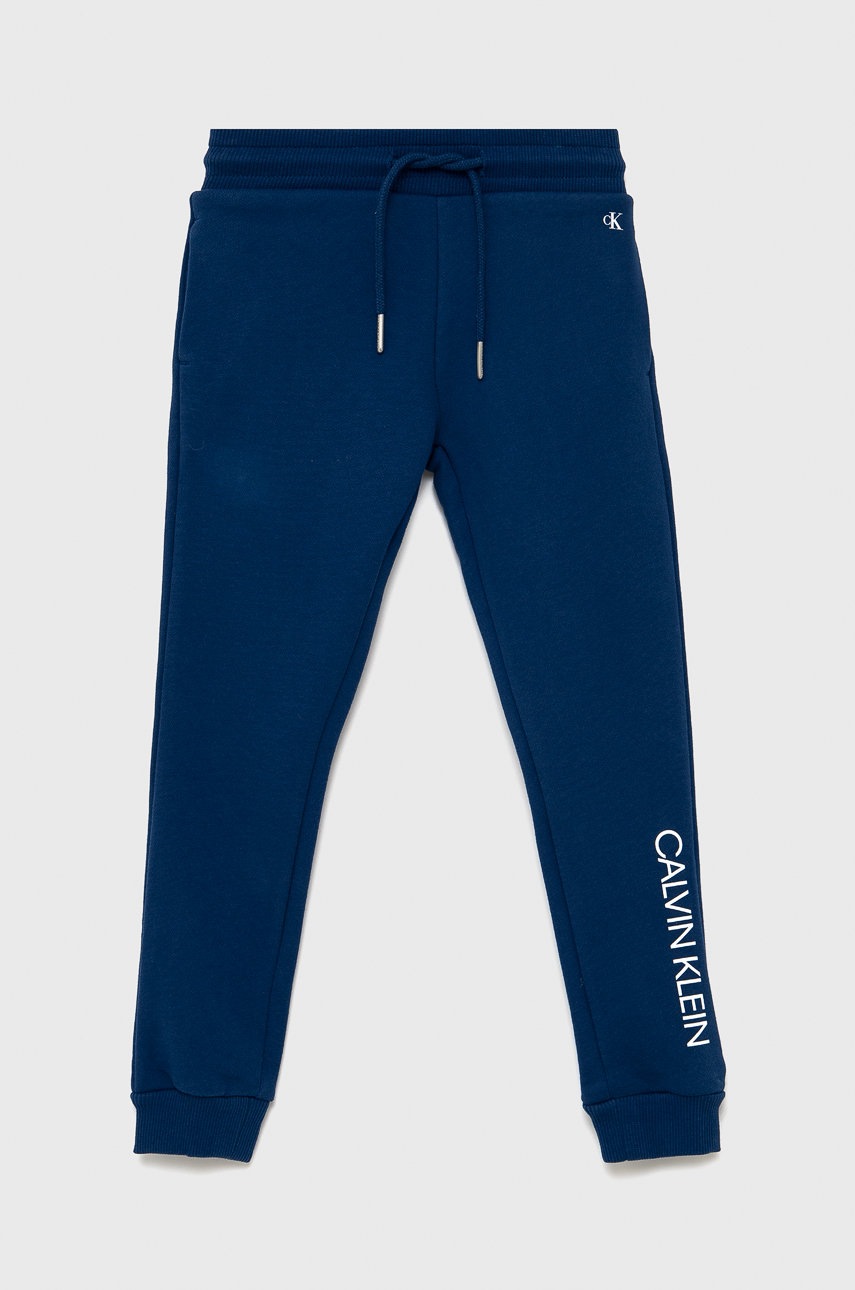 

Детски памучен панталон Calvin Klein Jeans в тъмносиньо с принт, Тъмносин