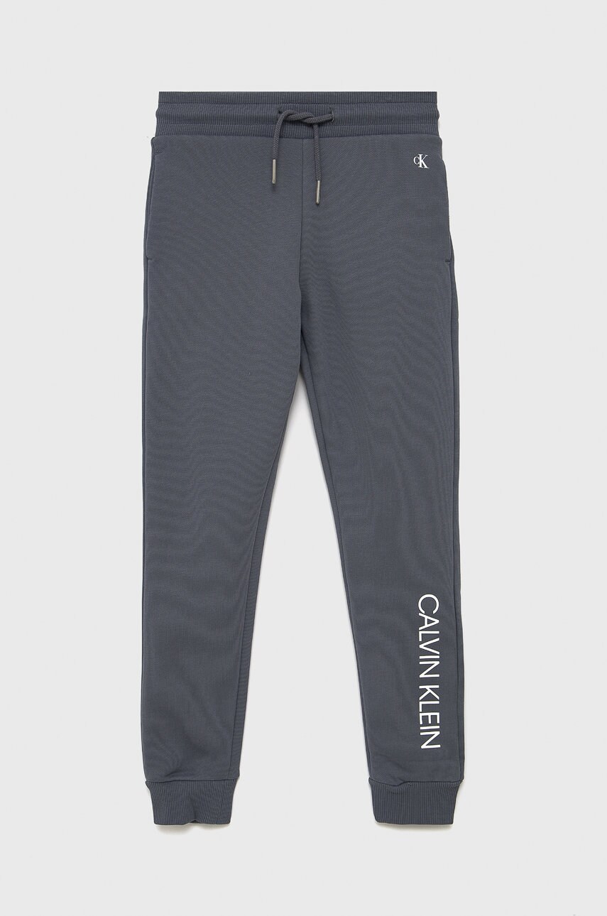 

Детски памучен панталон Calvin Klein Jeans в сиво с принт, Сив