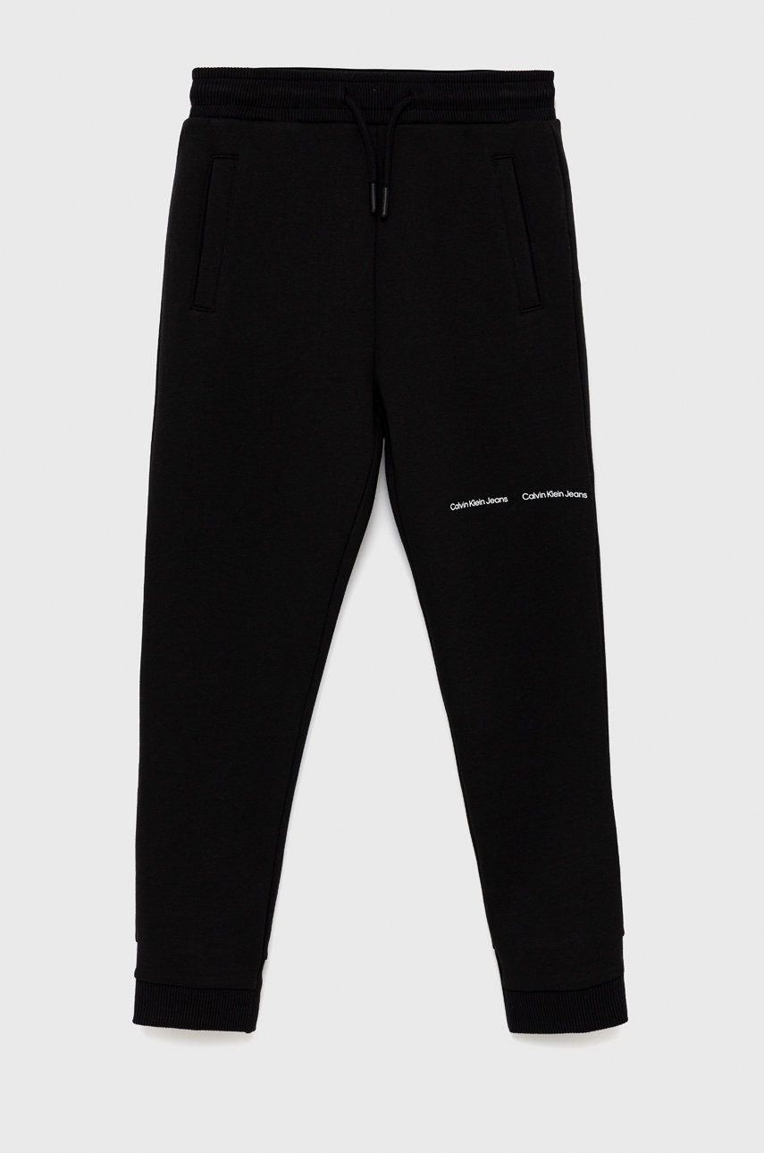 

Детски панталони Calvin Klein Jeans в черно с принт, Черен