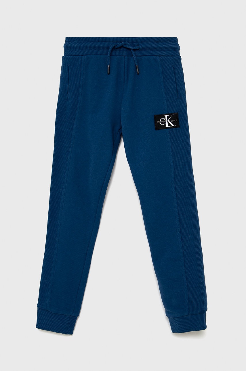 

Детски памучен панталон Calvin Klein Jeans с изчистен дизайн, Син