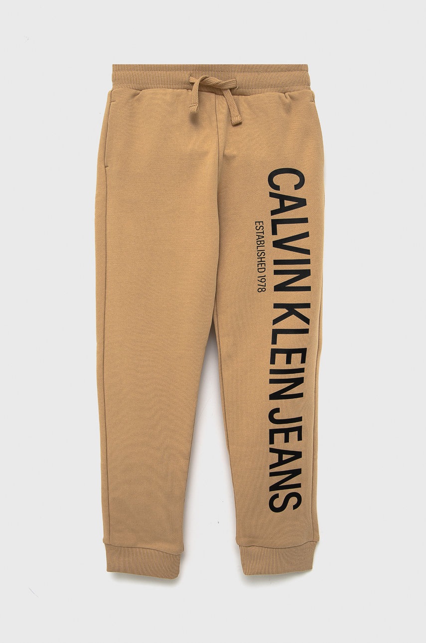 

Детски памучен панталон Calvin Klein Jeans в бежово с принт, Бежов