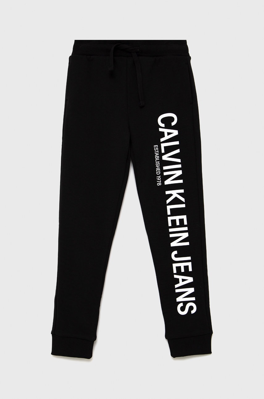 

Детски памучен панталон Calvin Klein Jeans в черно с принт, Черен