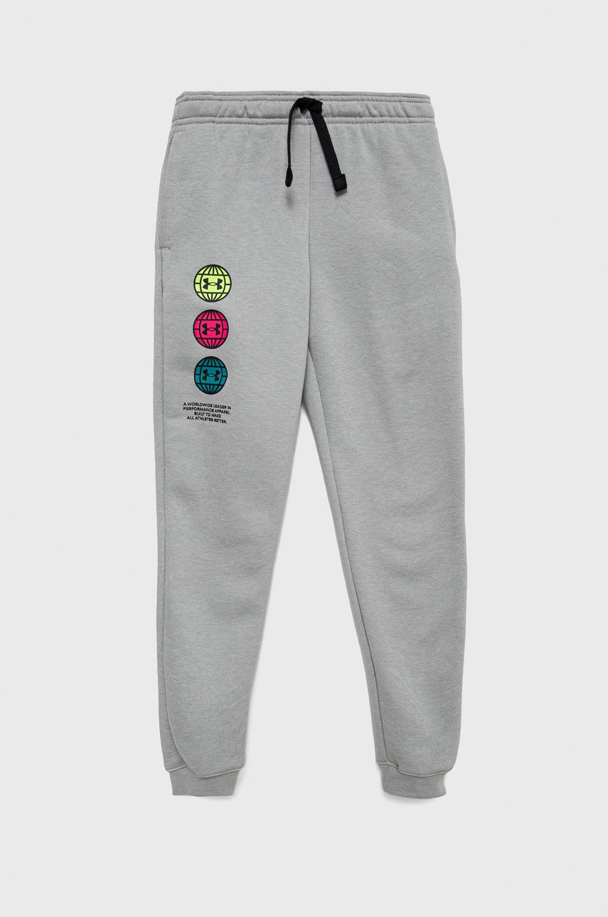 Under Armour pantaloni de trening pentru copii 1370204 culoarea gri, cu imprimeu