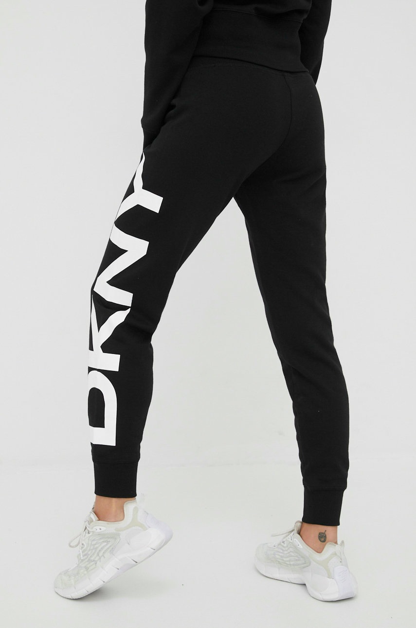 

Спортивные штаны Dkny женские цвет чёрный с принтом