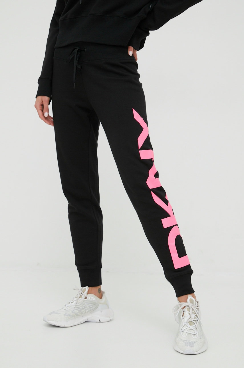 

Спортивные штаны Dkny женские цвет чёрный с принтом