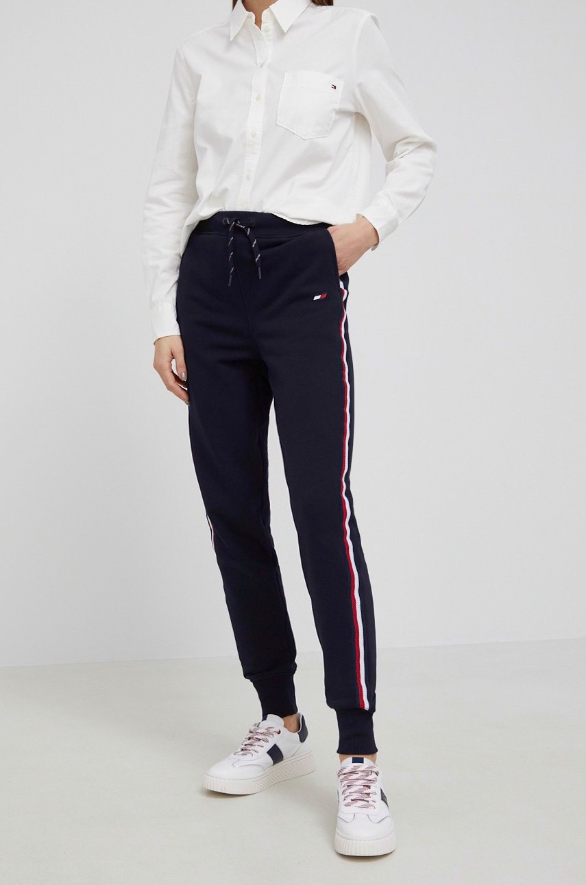 

Панталони Tommy Hilfiger дамски в тъмносиньо с апликация, Тъмносин