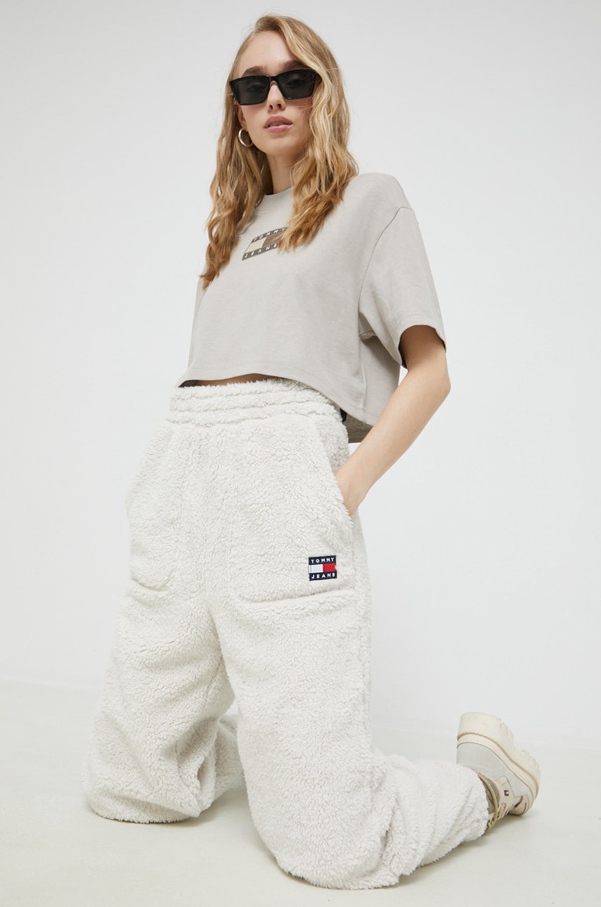 

Брюки Tommy Jeans женское цвет бежевый гладкие