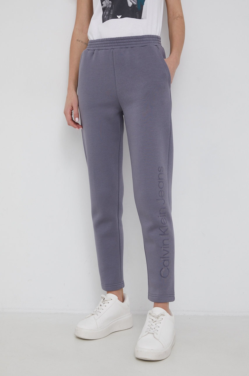 

Панталони Calvin Klein Jeans дамски в сиво с принт, Сив