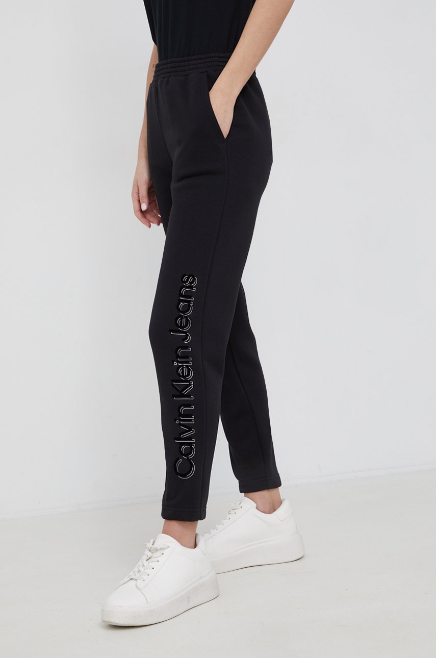 

Панталони Calvin Klein Jeans дамски в черно с принт, Черен