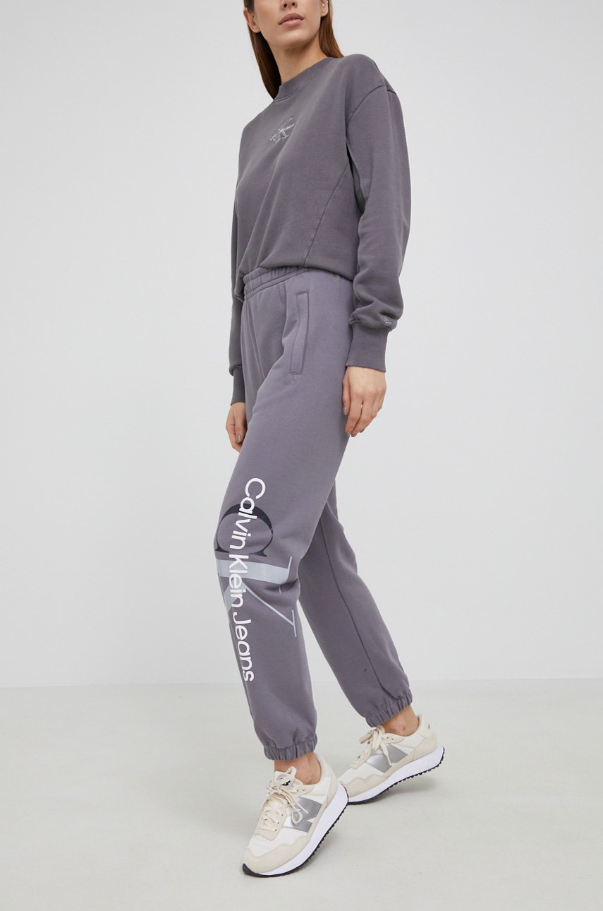 

Памучен панталон Calvin Klein Jeans дамски в сиво с принт, Сив