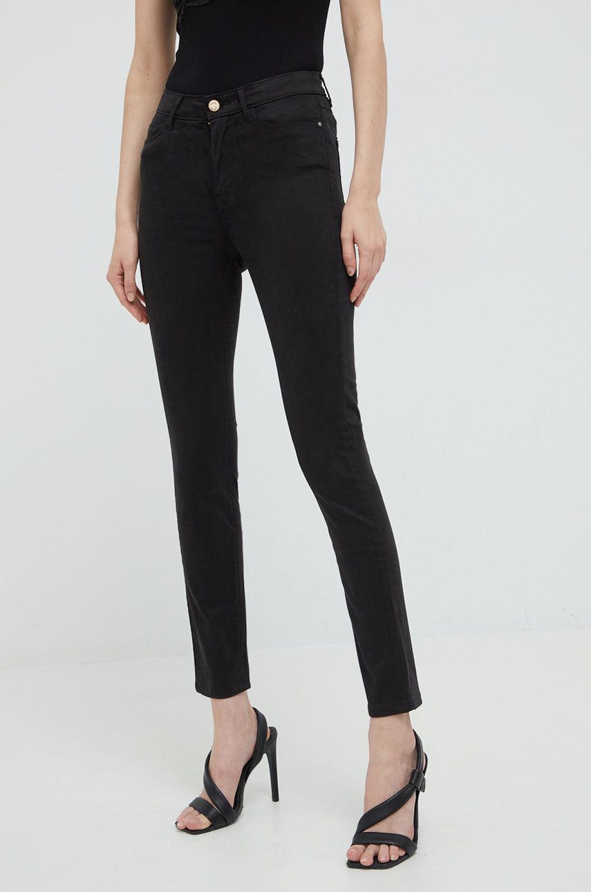 Levně Kalhoty Guess dámské, černá barva, přiléhavé, medium waist