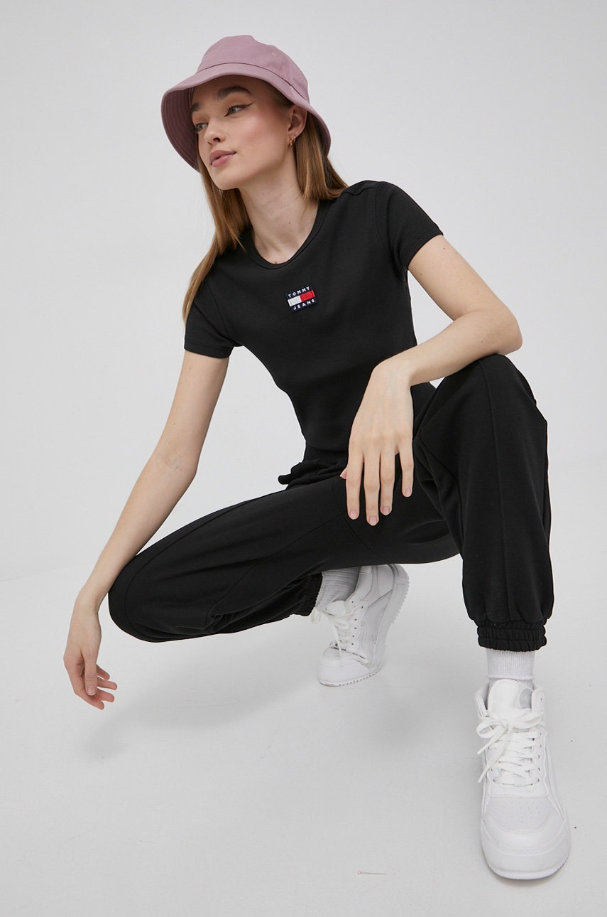 

Хлопковые брюки Tommy Jeans женские цвет чёрный однотонные