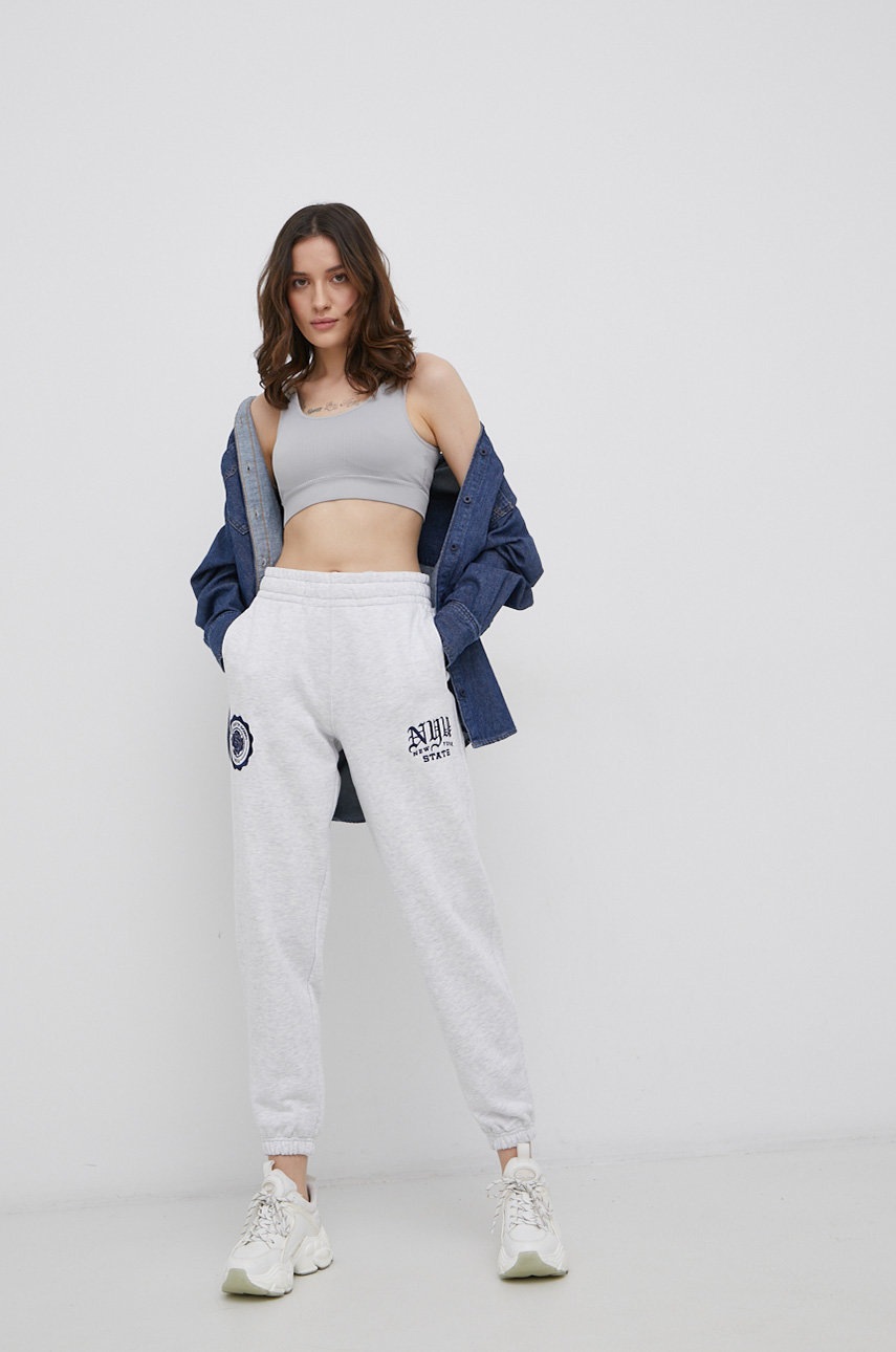 

Брюки Superdry женские цвет серый с аппликацией