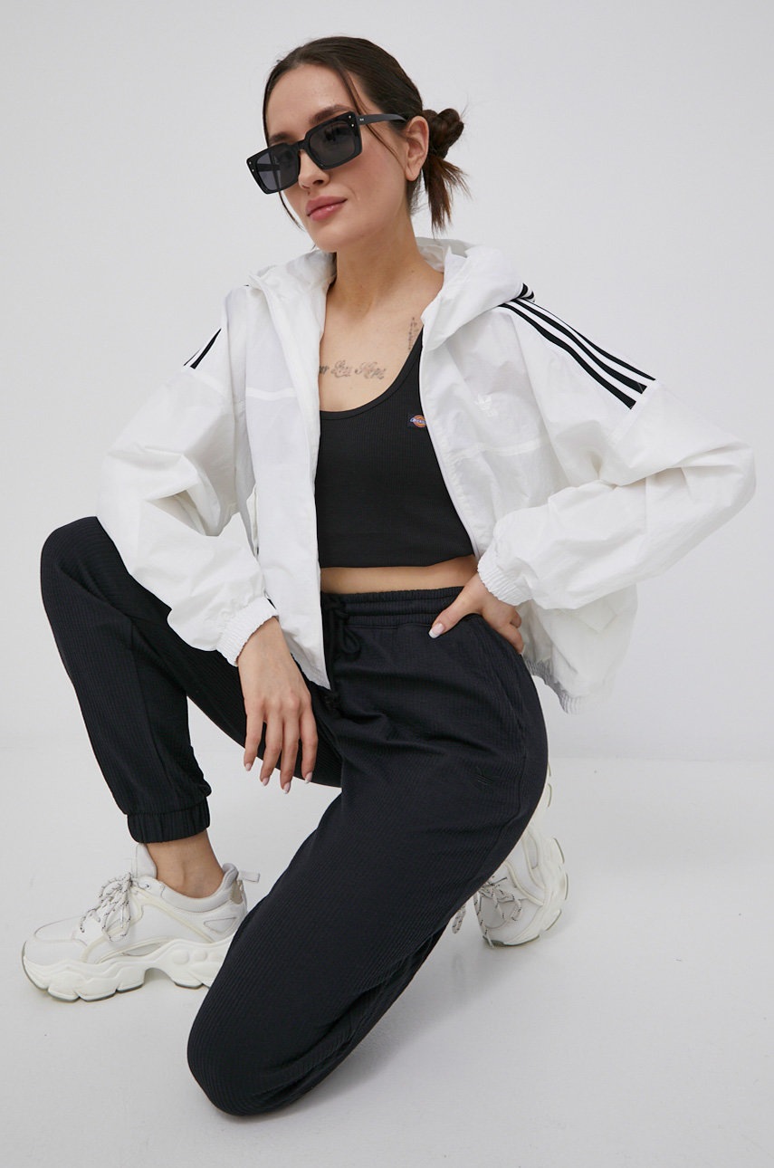 

Брюки adidas Originals Trefoil Moments женские цвет чёрный однотонные