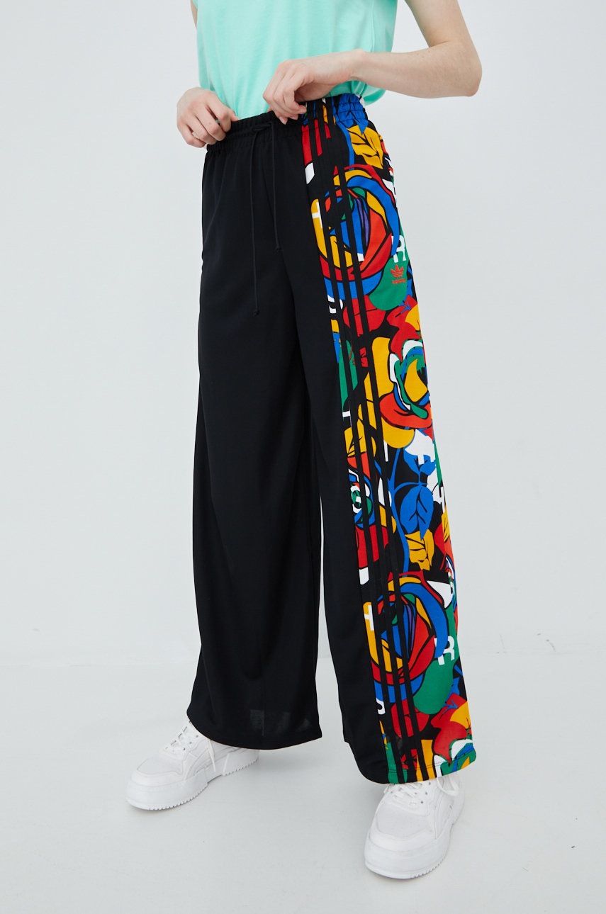 

Спортен панталон adidas Originals X Rich Mnisi HC4471 в черно с десен, Черен