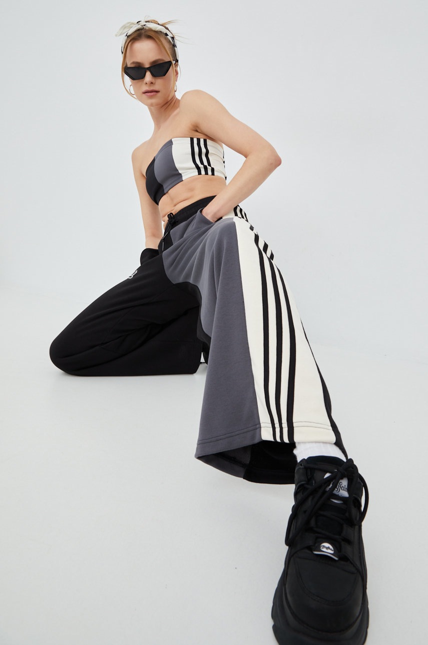 

Спортен панталон adidas Originals HT5965 в черно с десен, Черен