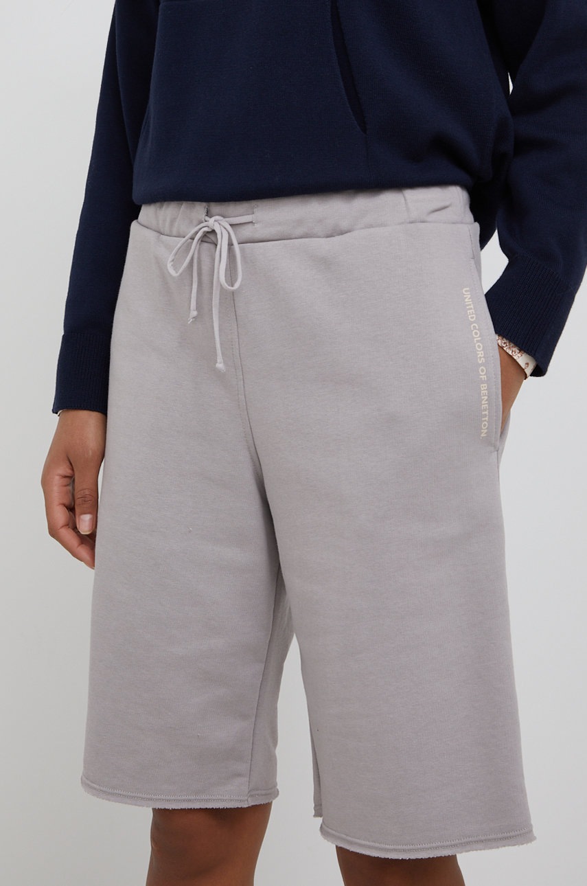 

Къси панталони United Colors of Benetton дамски в сиво с изчистен дизайн с висока талия, Сив