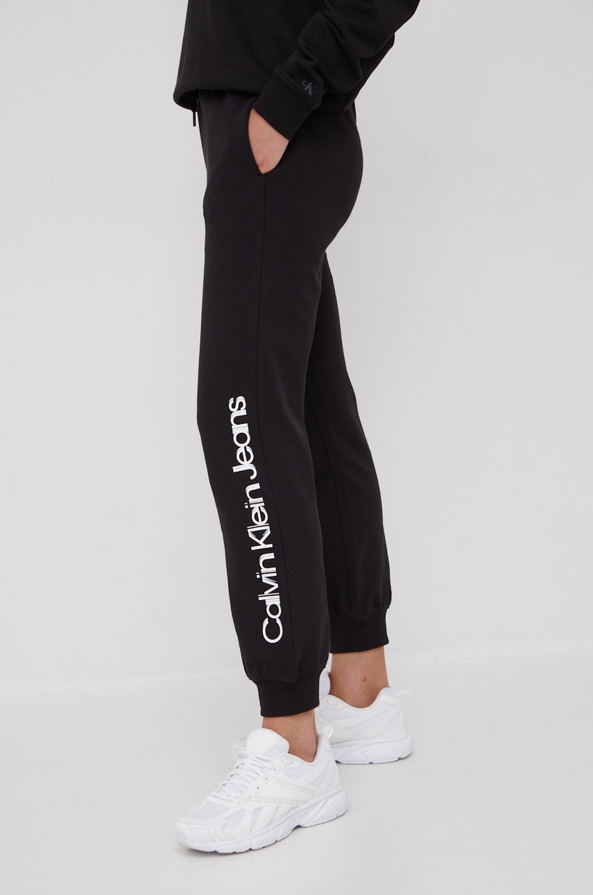 

Памучен спортен панталон Calvin Klein Jeans в черно с принт, Черен