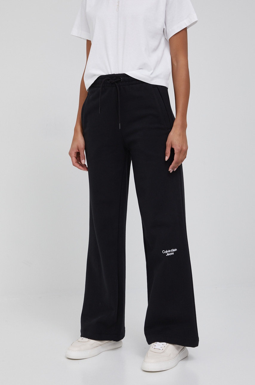 

Памучен панталон Calvin Klein Jeans дамско в черно с изчистен дизайн, Черен