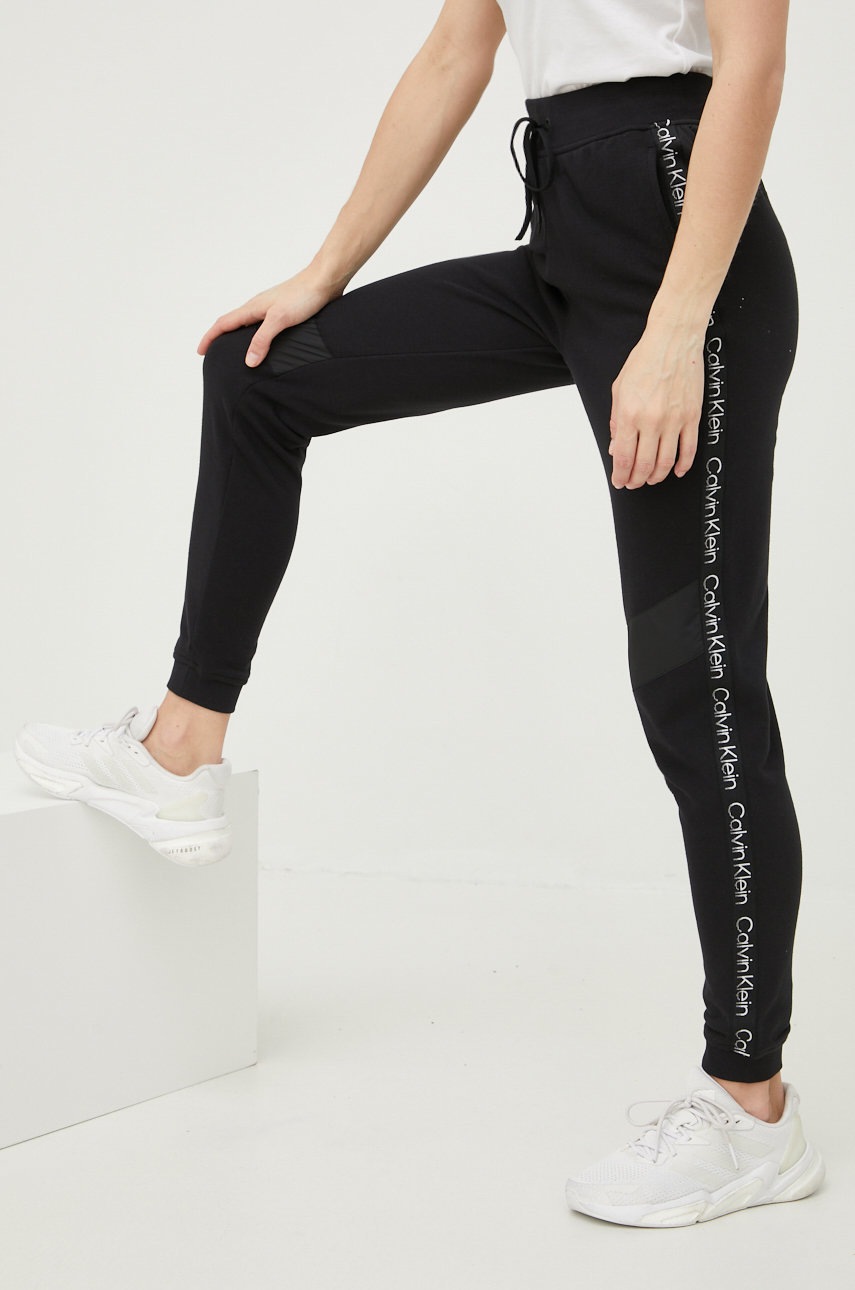 

Спортен панталон Calvin Klein Performance Active Icon в черно с апликация, Черен