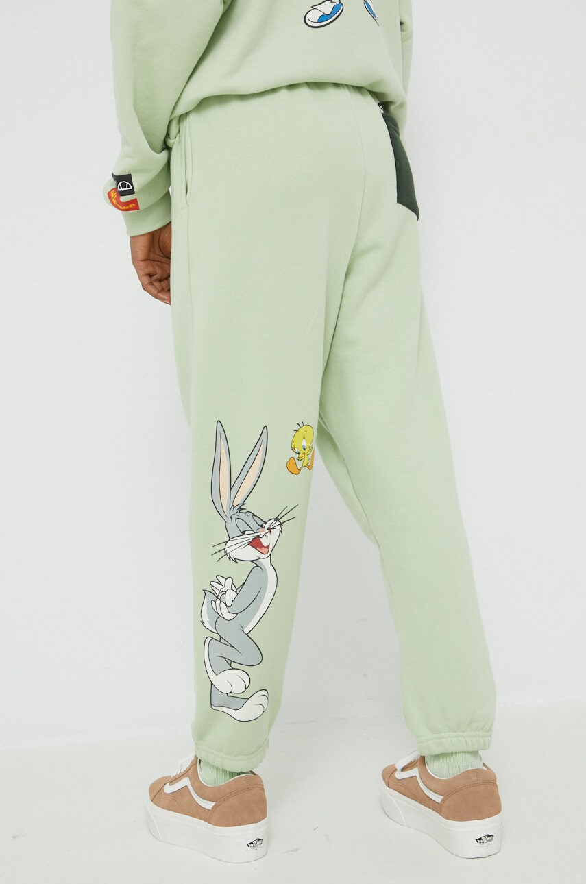 

Спортивні штани Ellesse X Looney Tunes жіночі колір зелений з принтом