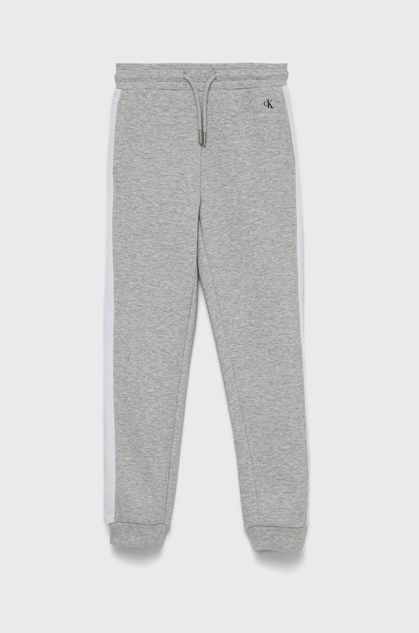 

Детски панталони Calvin Klein Jeans в сиво с десен, Сив