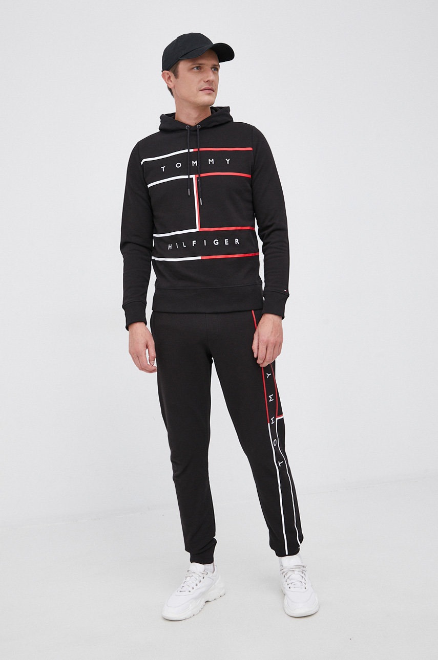 

Хлопковые брюки Tommy Hilfiger мужские цвет чёрный с аппликацией