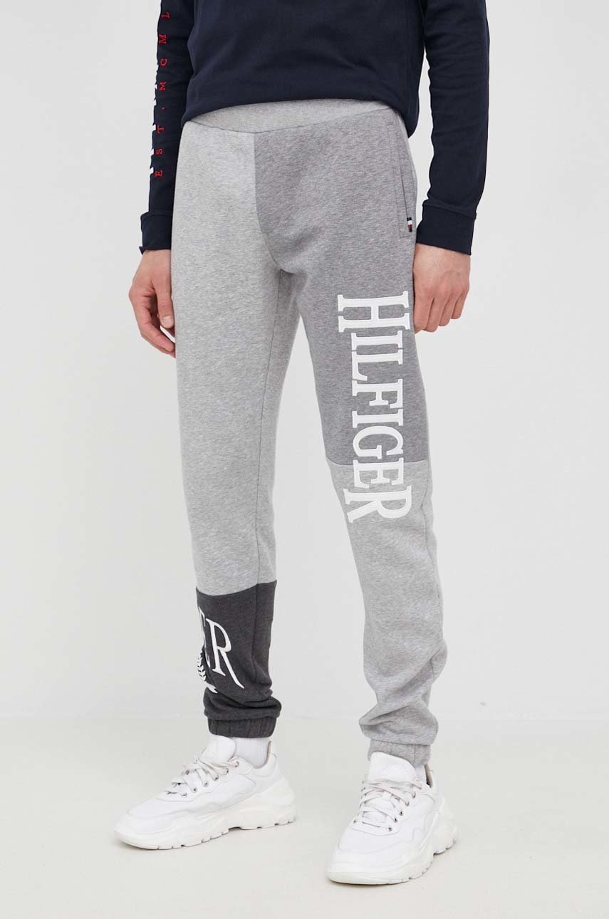 

Панталони Tommy Hilfiger мъжко в сиво с апликация, Сив