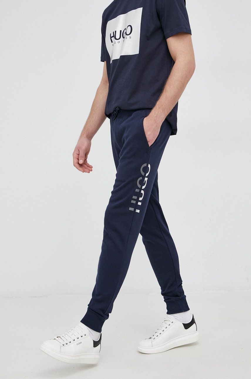 Hugo pantaloni barbati, culoarea albastru marin, cu imprimeu