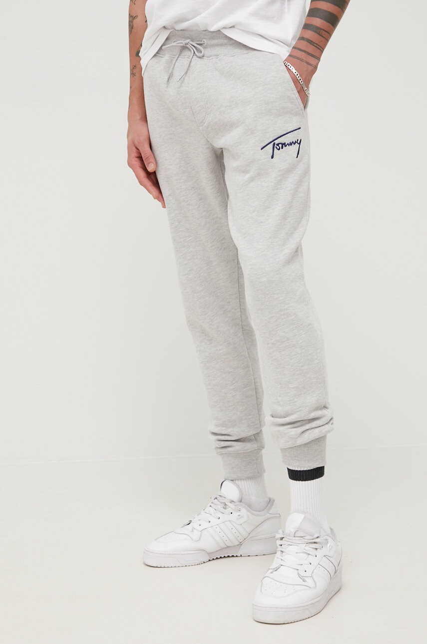 Tommy jeans pantaloni barbati, culoarea gri, cu imprimeu