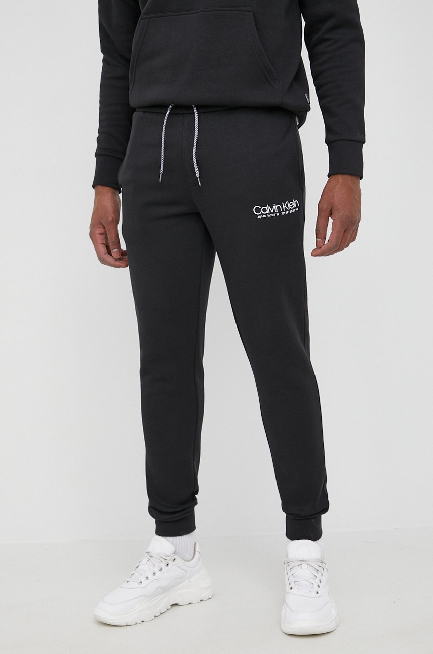 

Панталони Calvin Klein мъжко в черно с принт, Черен
