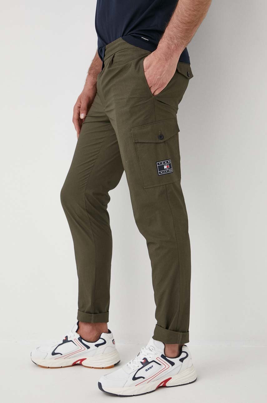 

Памучен панталон Tommy Hilfiger мъжко в зелено с кройка тип чино, Зелен