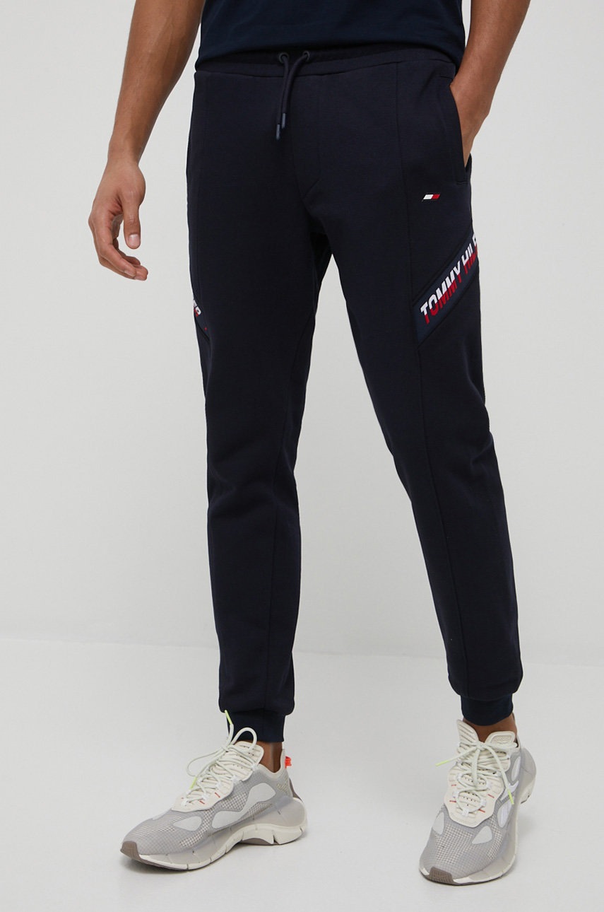 

Памучен панталон Tommy Hilfiger мъжко в тъмносиньо с апликация, Тъмносин