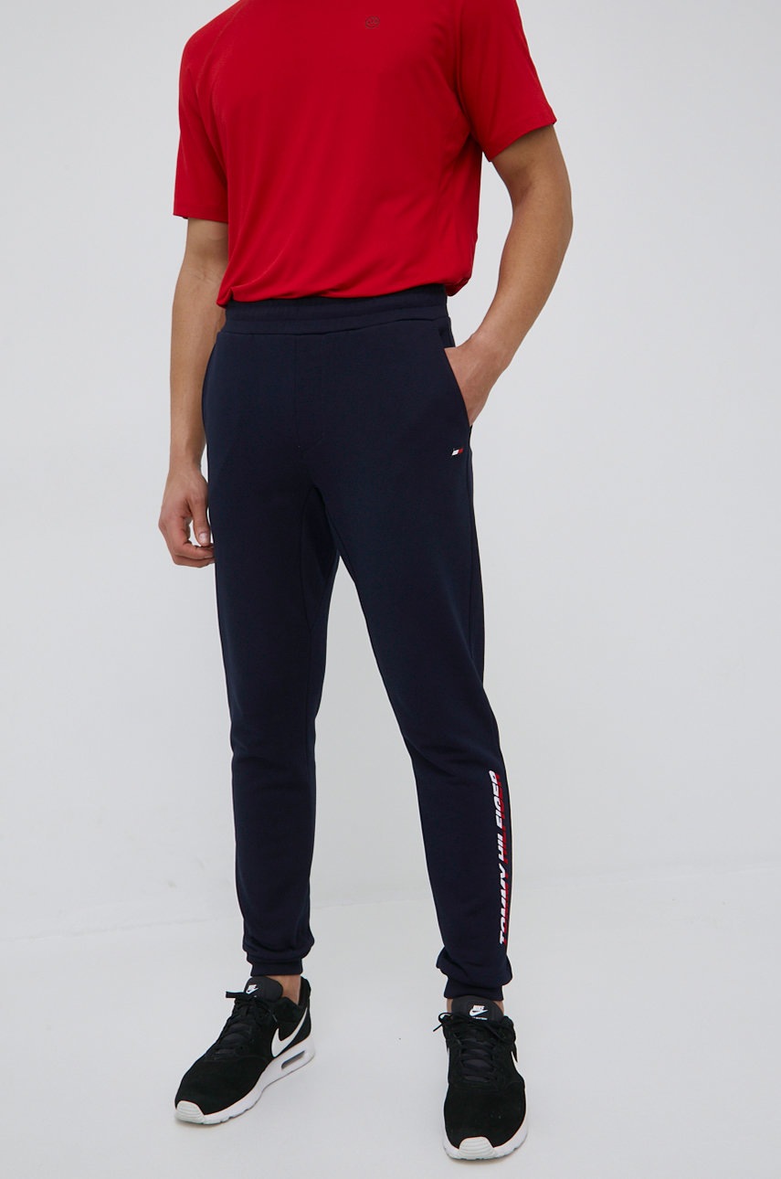 

Памучен спортен панталон Tommy Hilfiger мъжко в тъмносиньо с апликация, Тъмносин