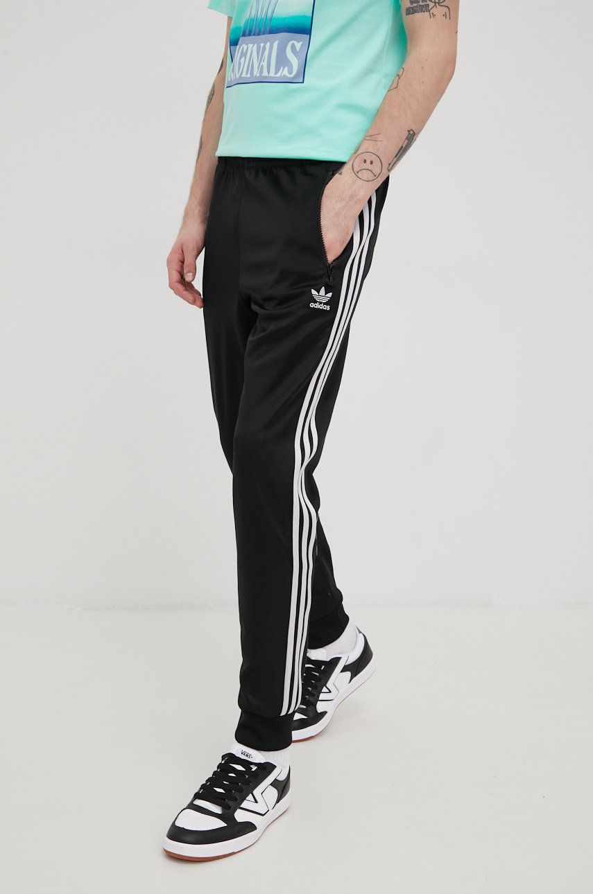 Adidas Originals Pantaloni bărbați, culoarea negru, material neted 2022 ❤️ Pret Super answear imagine noua 2022