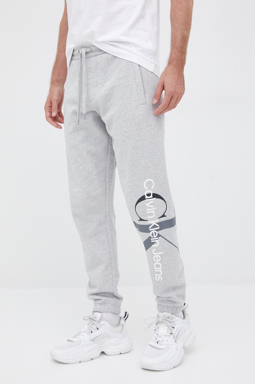 

Панталони Calvin Klein Jeans мъжко в сиво с принт, Сив